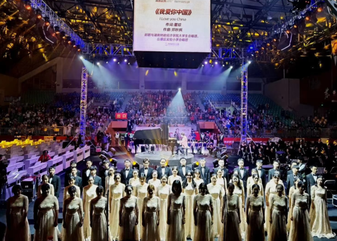 郎朗与QIANNENG HUB大学生合唱团共同演绎《我爱你，中国》  曹松林摄_看图王.png