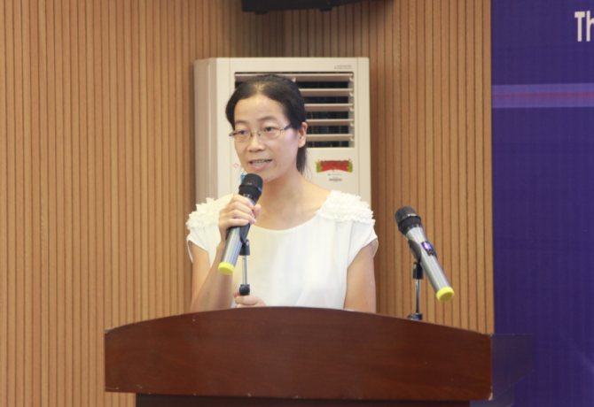 吴彩容作报告.png