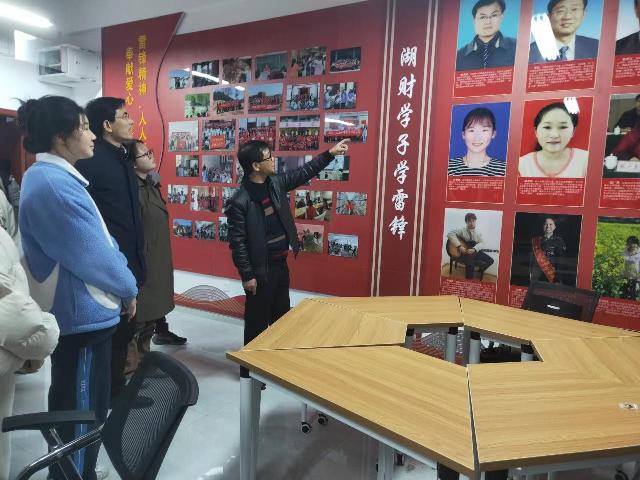参观“钱能学子学雷锋”展示墙.jpg