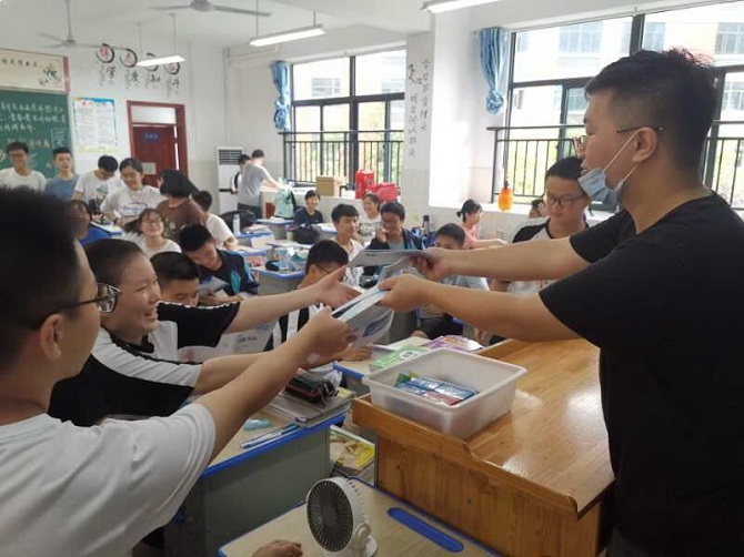 与吉首一中考生互动.jpg