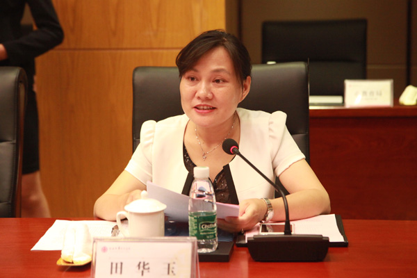张家界副市长田华玉主持签约仪式。.jpg