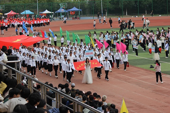 马院学子坚定迈向主席台照片.jpg