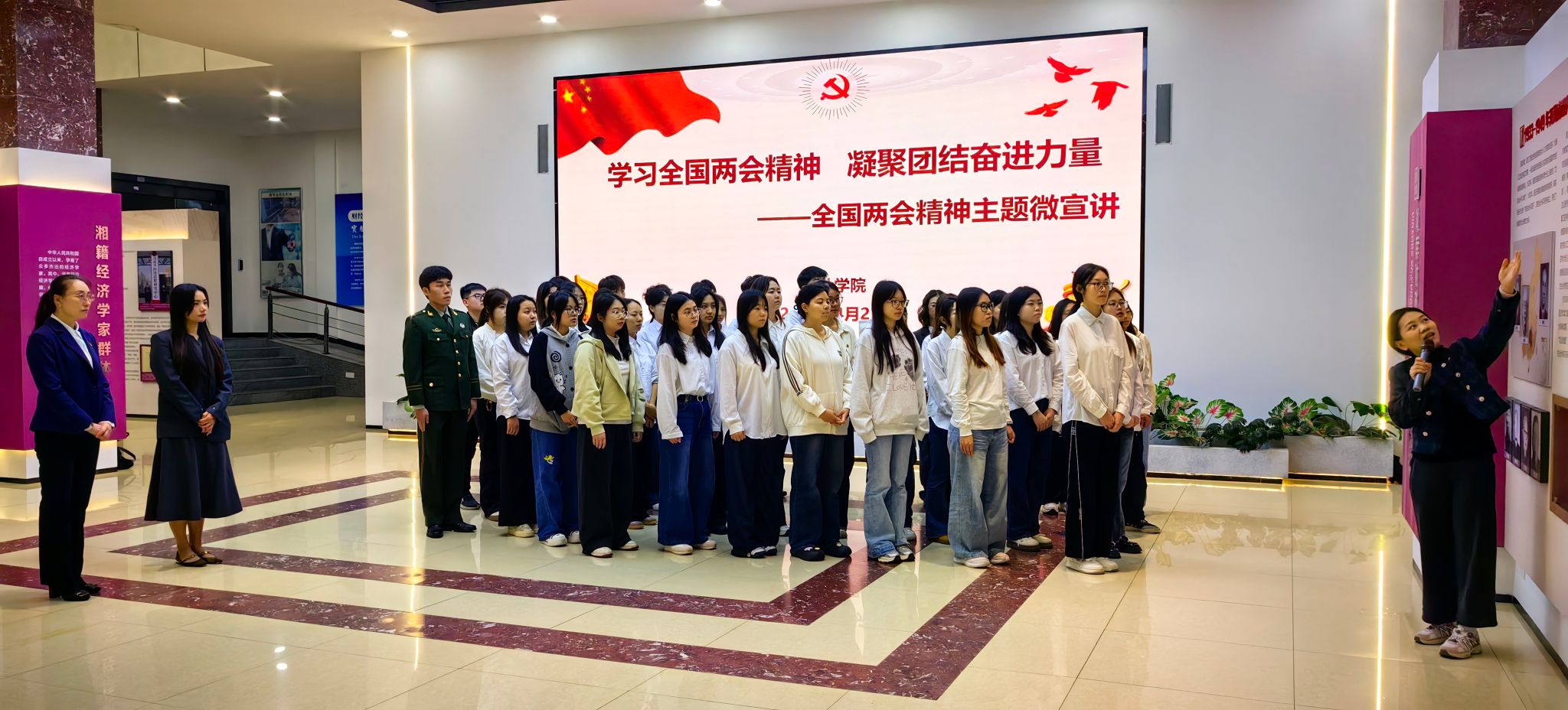 会计学院深入学生中开展全国两会精神主题微宣讲活动