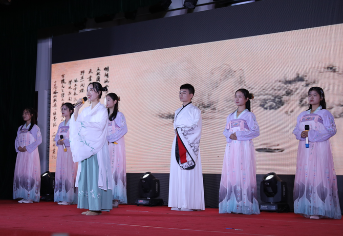 外国语学院 唐诗里的中国 文茜红摄.png