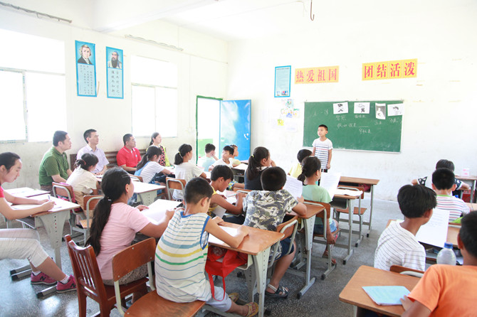 校领导在伍家湾小学随堂听课_副本.jpg