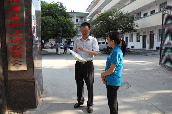 刘寒波与驻桥江镇调研点老师亲切交流_副本.jpg