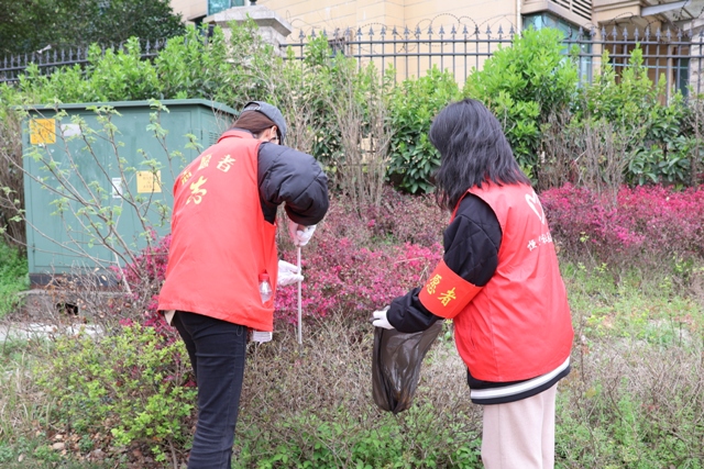 大学生学雷锋志愿活动照片2.jpg
