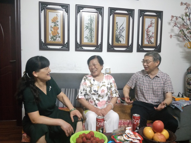 1593534232707022188.jpg 党委委员、副校长樊晓平(右)和党委委员、组织部部长王颖梅走访慰问老党员张爱元(中)(戴恩湘摄).jpg