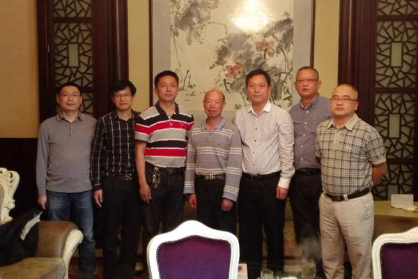 名誉会长彭子美、秘书长李涛与常德部分校友合影。.jpg