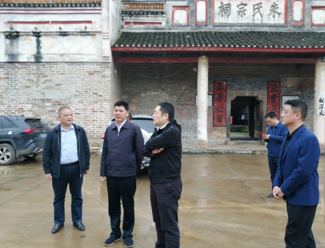 实地考察驻村选点.png