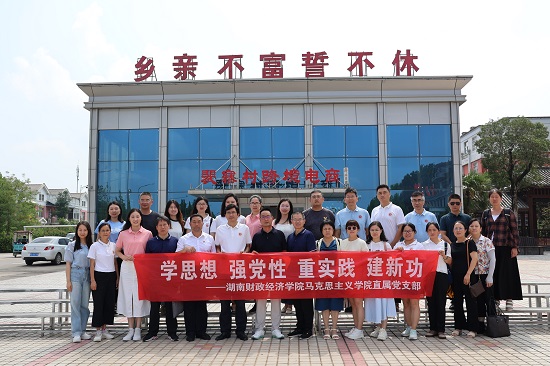 与党的二十大代表、裴寨社区党总支书记裴春亮合影.jpg