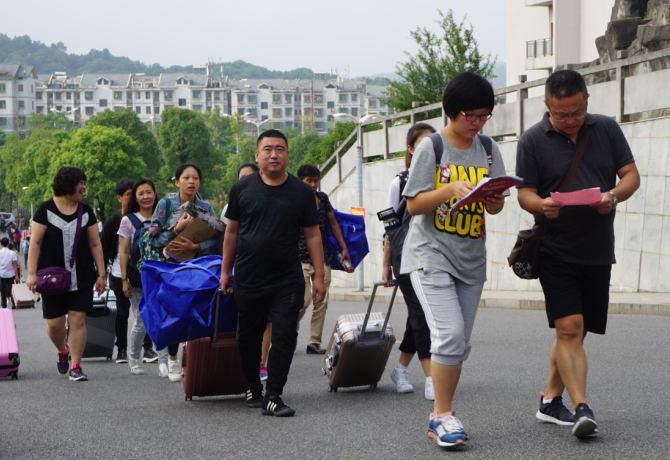 前往寝室入住的新生.png