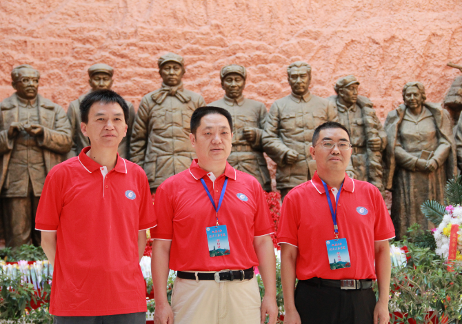 校领导革命纪念馆前合影.png