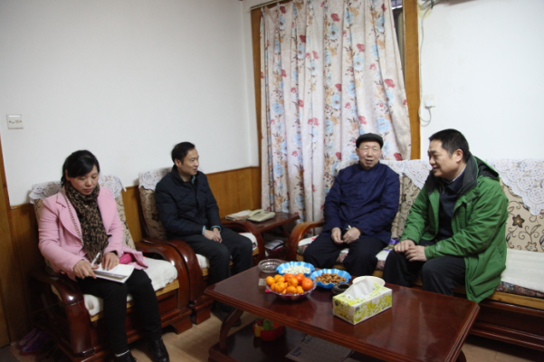 肖湘愚、晏金平走访慰问我校退休的原校长兼党委书记刘畅鹏.png