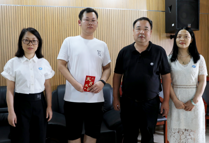 文炳勋（右二）慰问生活困难党员.png