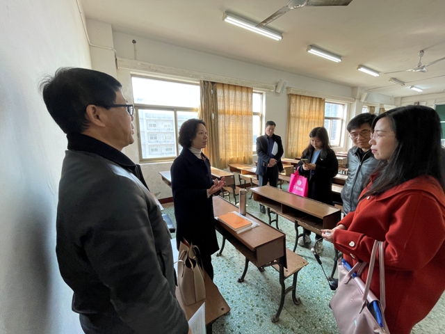与青年教师随堂交流.jpg