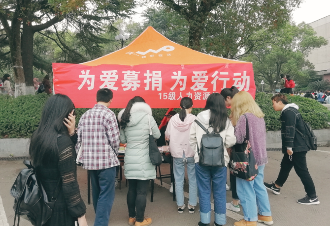 舒小雪所在班级的同学联合学校大拇指义工协会为她摆台募捐.png