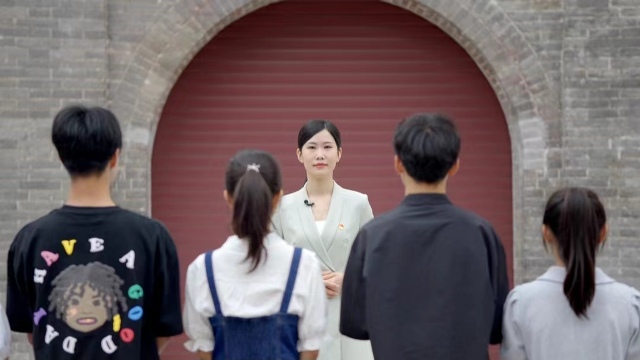 节目主持人郭雅婷带领学生队伍进行寻访照片.jpg