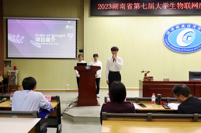 1697428608460045032.jpg 2.学生在创意赛上答辩-卿孝娴摄.jpg