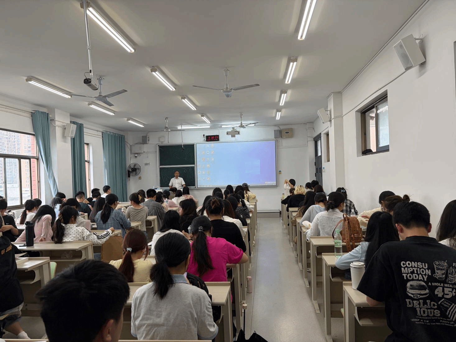 董仁周教授为钱能钱包法学院法学专业大学生开展人生规划讲座